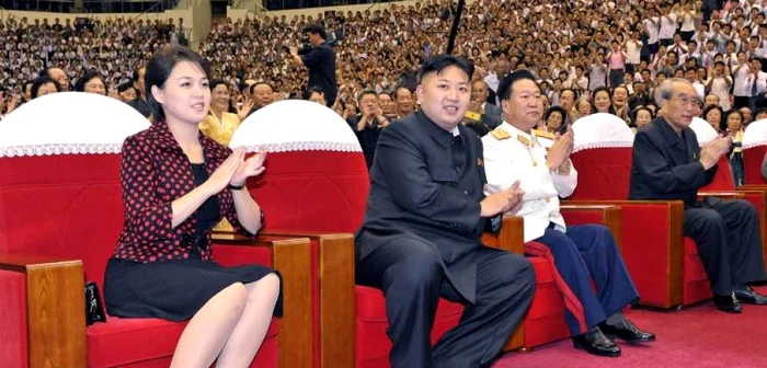 Ri Sol-ju (stânga) şi Kim Jong-un (dreapta), în data de 30 iulie 2011 FOTO AFP