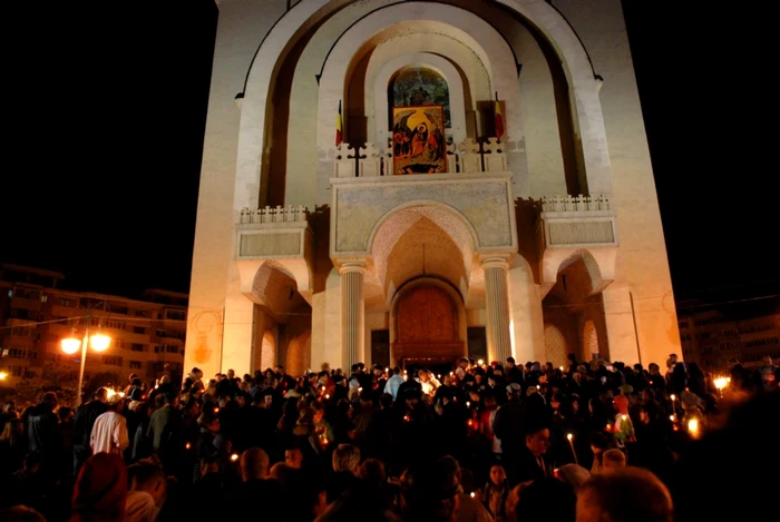 La Catedrala brăileană, foarte mulţi credincioşi au rămas să asculte slujba, după ce au luat lumină de la preoţi FOTO Florentin Coman