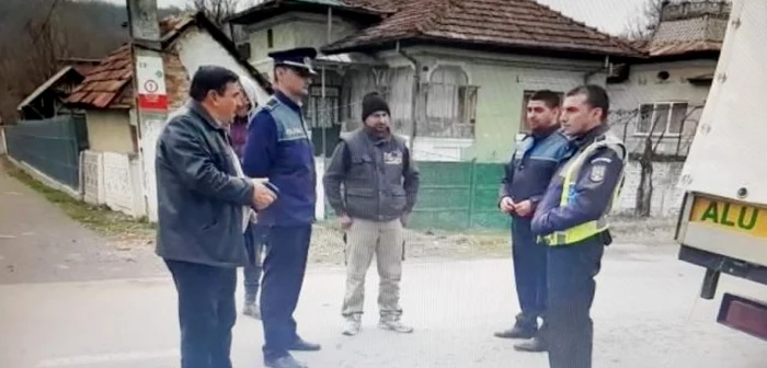 Momentul discuţiilor dintre primar şi autorităţile care i-au confiscat purceii Foto arenavalceana ro