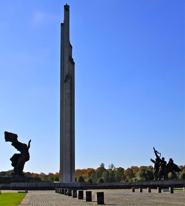 Monumentul a fost ridicat în 1985 pentru a marca cea de-a 40-a aniversare a victoriei sovietice din cel de-al Doilea Război Mondial (Smig / wikipedia.org)
