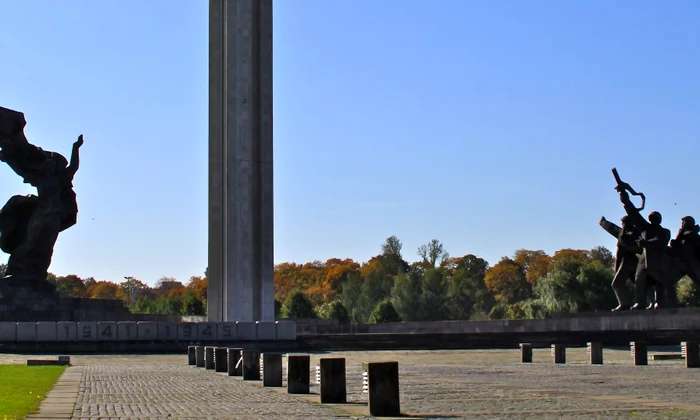 Monumentul a fost ridicat în 1985 pentru a marca cea de-a 40-a aniversare a victoriei sovietice din cel de-al Doilea Război Mondial (Smig / wikipedia.org)