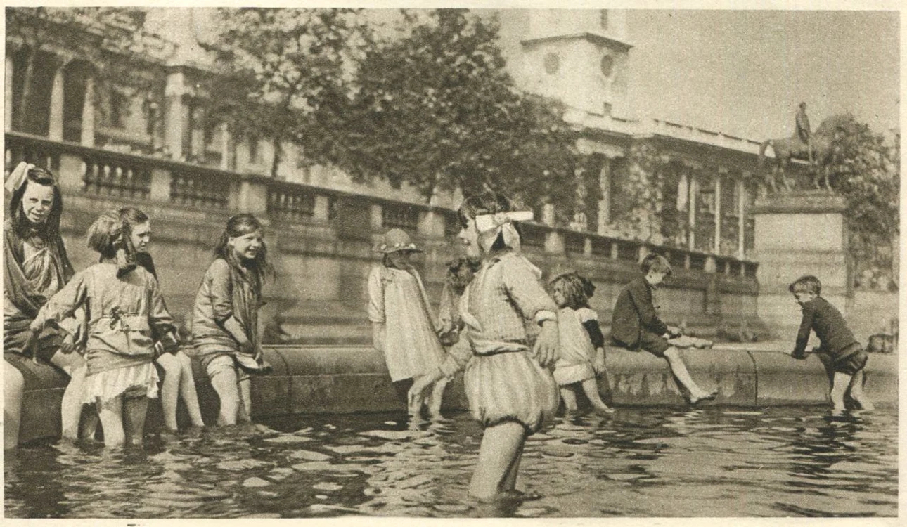 Copii în fântâna din Piața Trafalgar, Londra, în anul 1927 (© Flickr / Simon Knott)