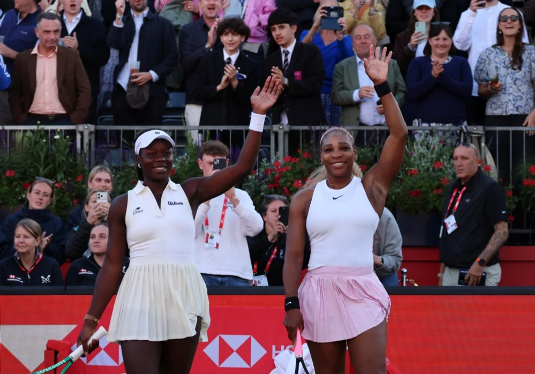 La finalul partidei de la Londra, Serena și Victoria au salutat publicul (Foto: EPAImages)