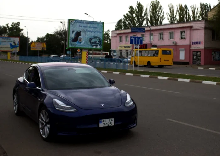 Un autoturism Tesla face notă discordantă în peisajul din Nikopol FOTO Tom Mutch/Daily Beast