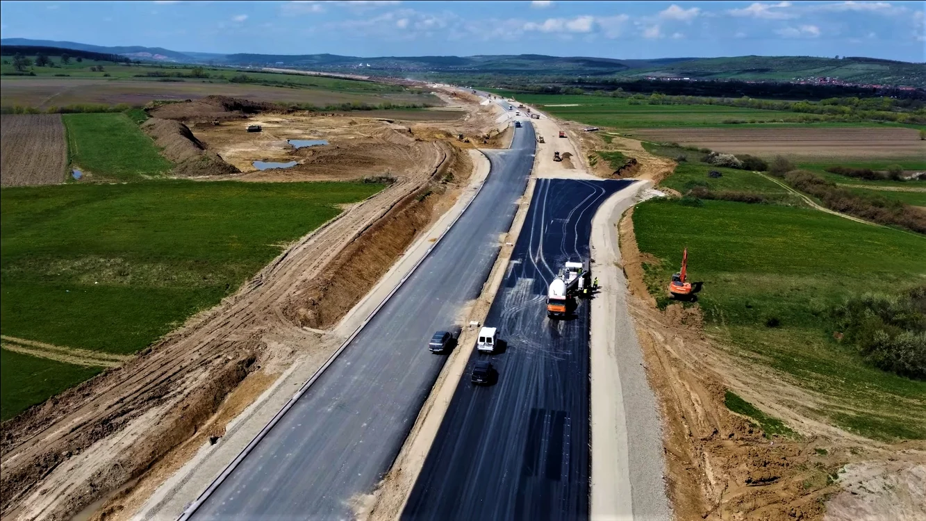 Asfaltarea unui lot din Autostrada Transilvania, Foto: Facebook API