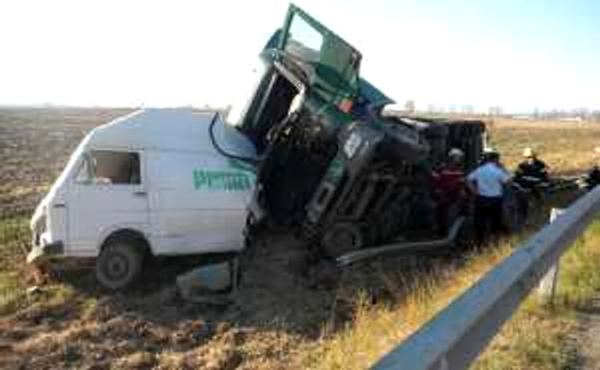 Pentru a scoate victima de sub TIR va fi adusă o macara