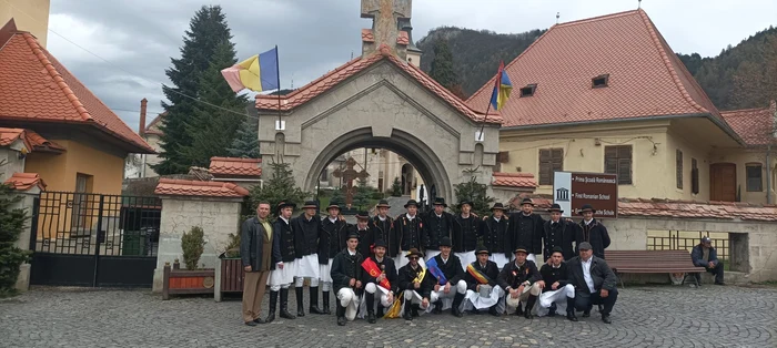 Junii Brașovului la stropit FOTO Ioan Buciumar
