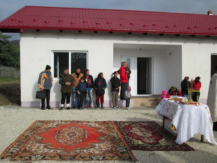 In fata caselor construite de Biserica au fost puse doua covoare pentru IPS Varsanufie. Foto Adevarul