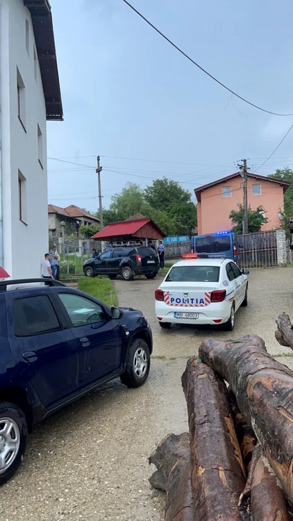 Tenatativă de fraudare a alegerilor parţiale din comuna Scundu - Vâlcea candidatul şi tatăl acestuia fostul primar cu urna mobilă prin sat Foto Adrian Pană