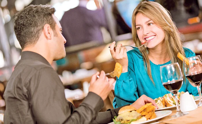 Vrei să o cucereşti din prima? Specialiştii susţin că reuşeşti dacă mănânci aceste 6 alimente