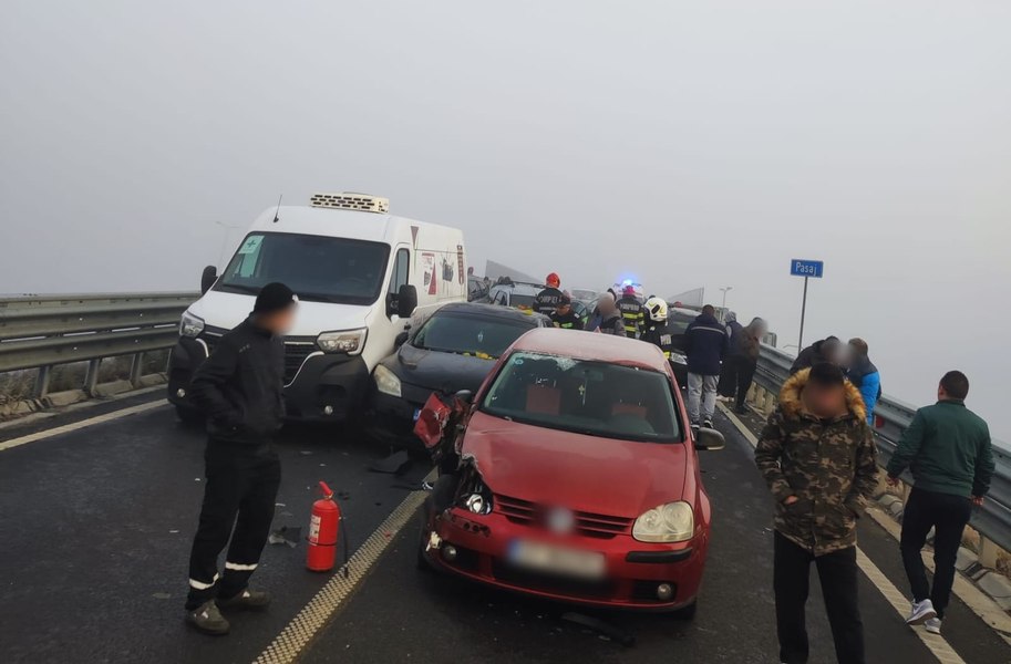 Nouă autoturisme implicate într-un accident, în județul Olt. „E gheață, e sticlă acolo!”