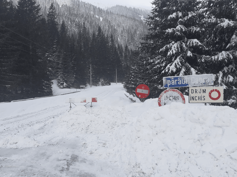 Polițiștii au luat măsuri împotriva șoferilor care au condus până la Cabana Capra, afectată de avalanșă