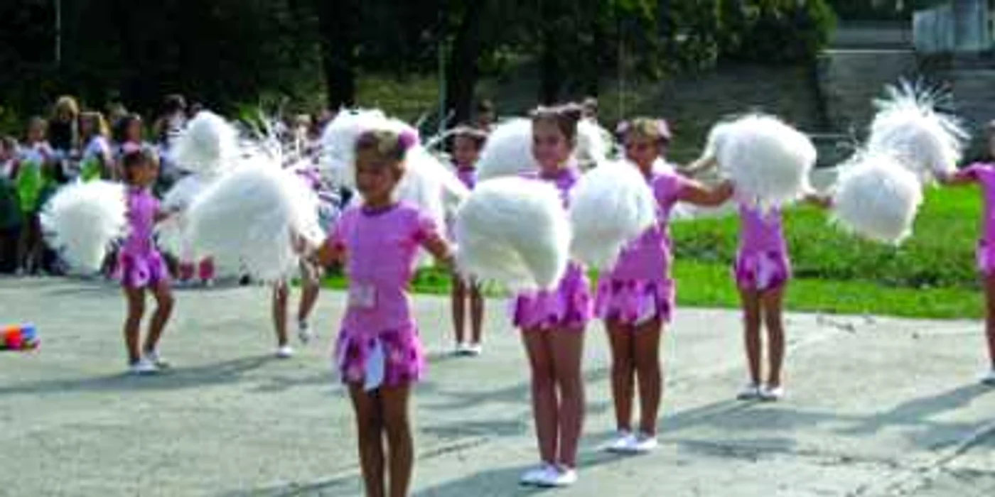 Arad: Arădenii s-au înghesuit să admire fiesta majoretelor (GALERIE FOTO)