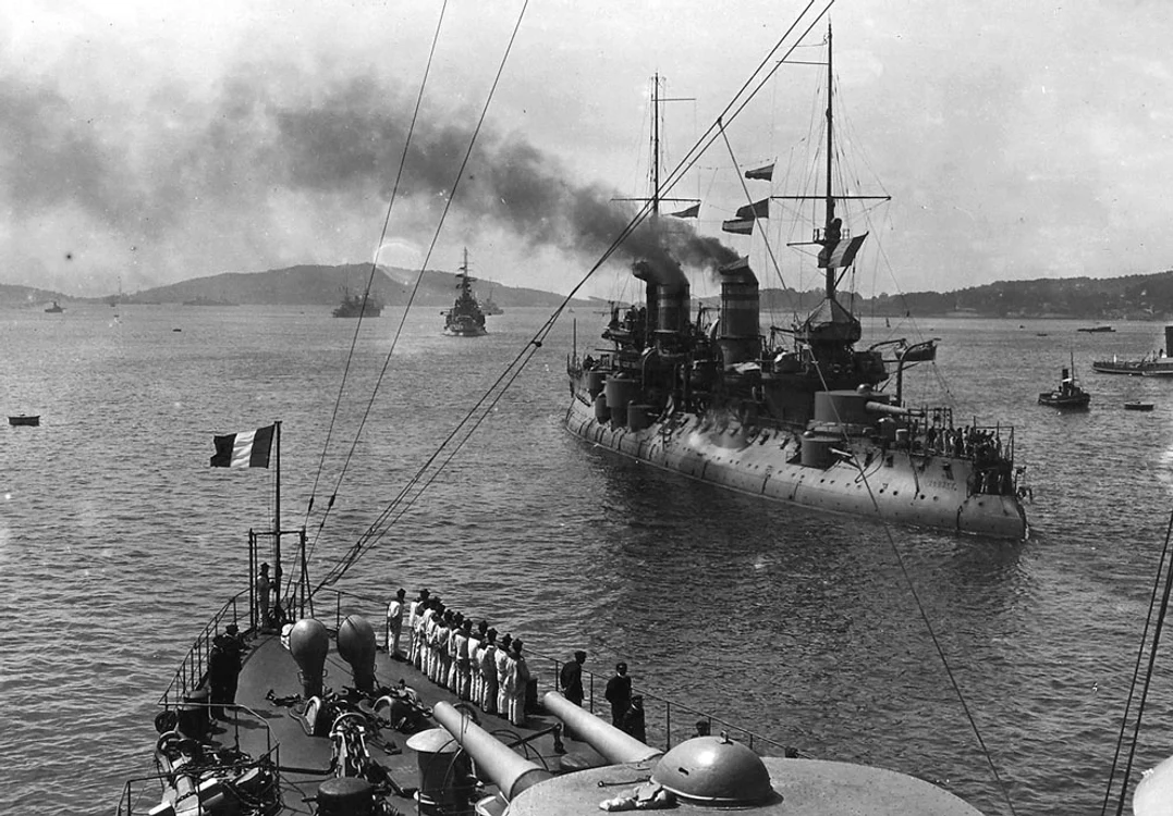 Nava de război franceză Bouvet,  în strâmtoarea Dardanele. Era însărcinată să escorteze covoaiele de soldaţi prin Mediterana la începutul războiului. La începutul anului 1915,  a fost trimisă,  într-o formaţie mai mare de nave britanice şi franceze,  să elimine apărarea turcă din Dardanele şi a fost lovită de cel puţin opt obuze turceşti,  apoi s-a izbit de o mină. A fost grav avariată şi s-a scufundat în câteva minute. Puţini oameni din echipaj au supravieţuit şi au reuşit să fie salvaţi. Aproximativ 650 de oameni s-au scufundat în adâncuri odată cu nava.