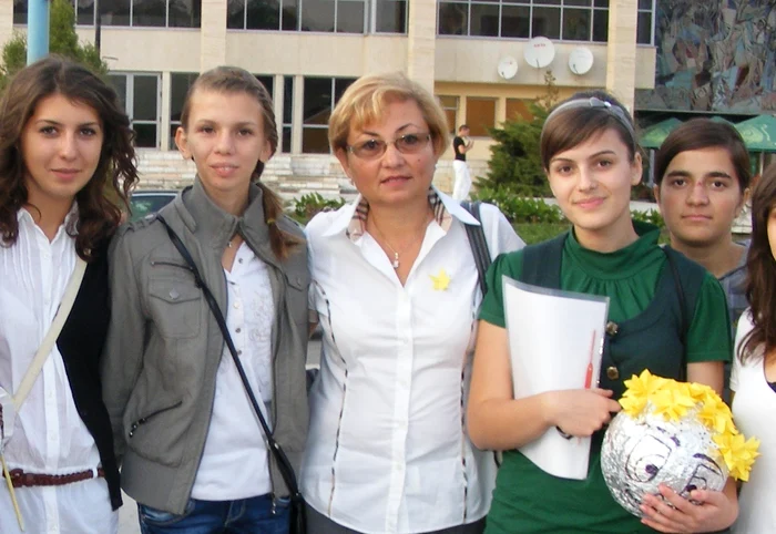 Maria Pop alături de elevi