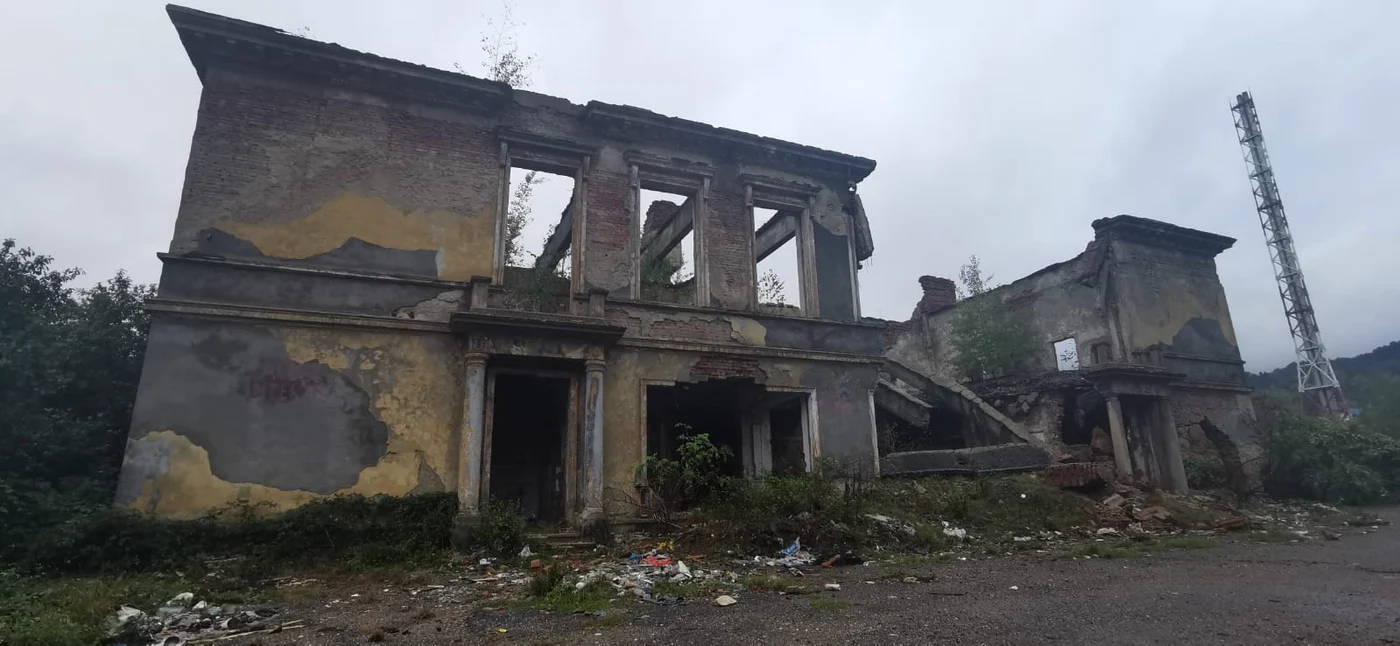 Ruinele cantinei de la uzina Romplumb FOTO Angela Sabău
