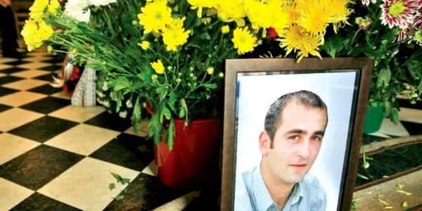 Ieri, rudele şi apropiaţii au adus flori la capela unde a fost depus trupul neînsufleţit al lui Valentin Davidoiu   