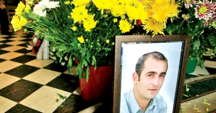 Ieri, rudele şi apropiaţii au adus flori la capela unde a fost depus trupul neînsufleţit al lui Valentin Davidoiu