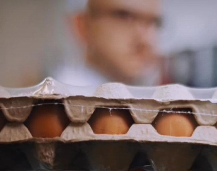 Câte zile rămân proaspete ouăle dacă stau la frigider. Amănuntul care face diferența