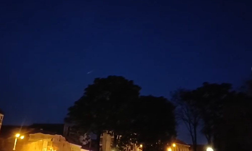 Ce reprezintă obiectul luminos care a străbătut cerul României în seara de duminică. Fizician: „A reintrat necontrolat în atmosferă”