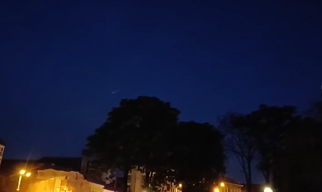 Ce reprezintă obiectul luminos care a străbătut cerul României în seara de duminică. Fizician: „A reintrat necontrolat în atmosferă” VIDEO Ce reprezintă obiectul luminos care a străbătut cerul României în seara de duminică. Fizician: „A reintrat necontrolat în atmosferă” VIDEO