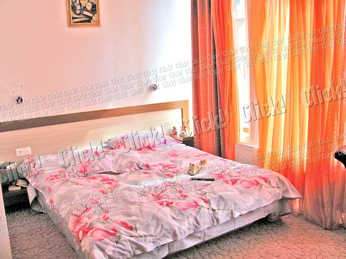 Dormitorul e spaţios, numai bun pentru a “găzdui” un pat imens