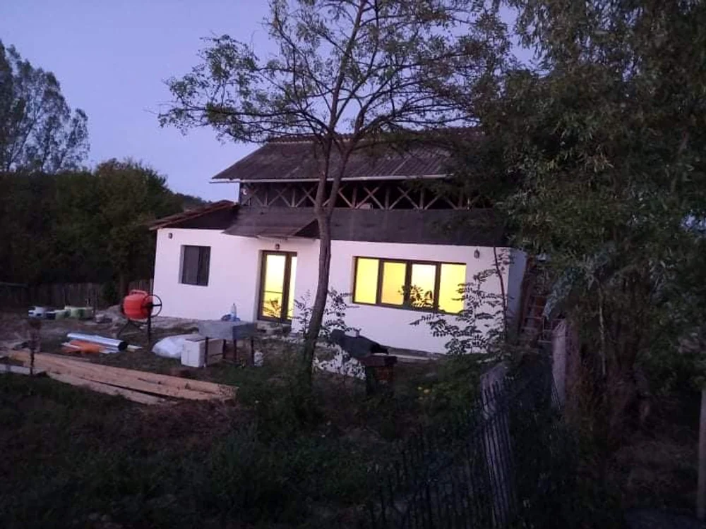 Așa arată azi căsuța care a răsărit din fostul grajd dărăpănat. FOTO Facebook