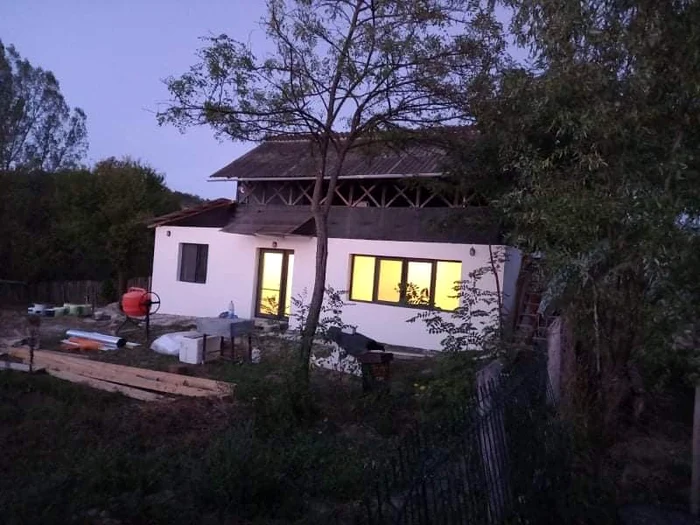 Așa arată azi căsuța care a răsărit din fostul grajd dărăpănat. FOTO Facebook