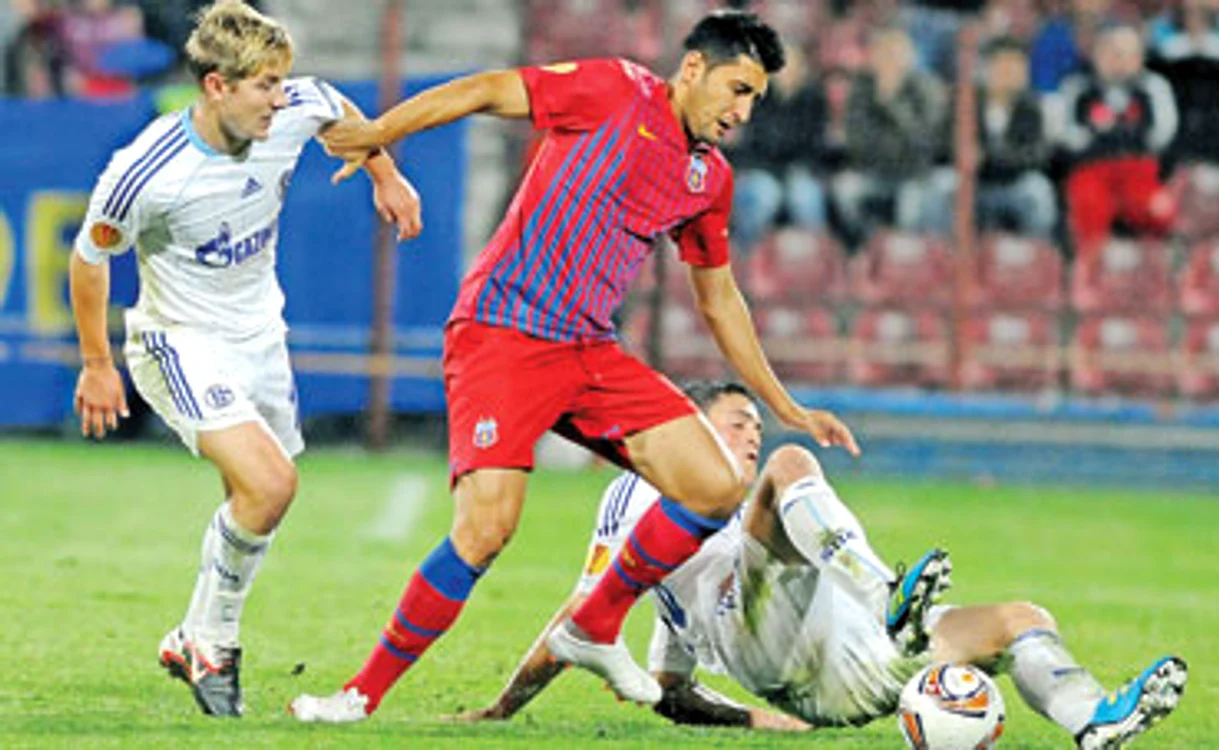 
    Florin Costea a venit ca o vedetă la Steaua, dar a plecat de la echipă pe uşa din dosFoto: sportpictures.eu  