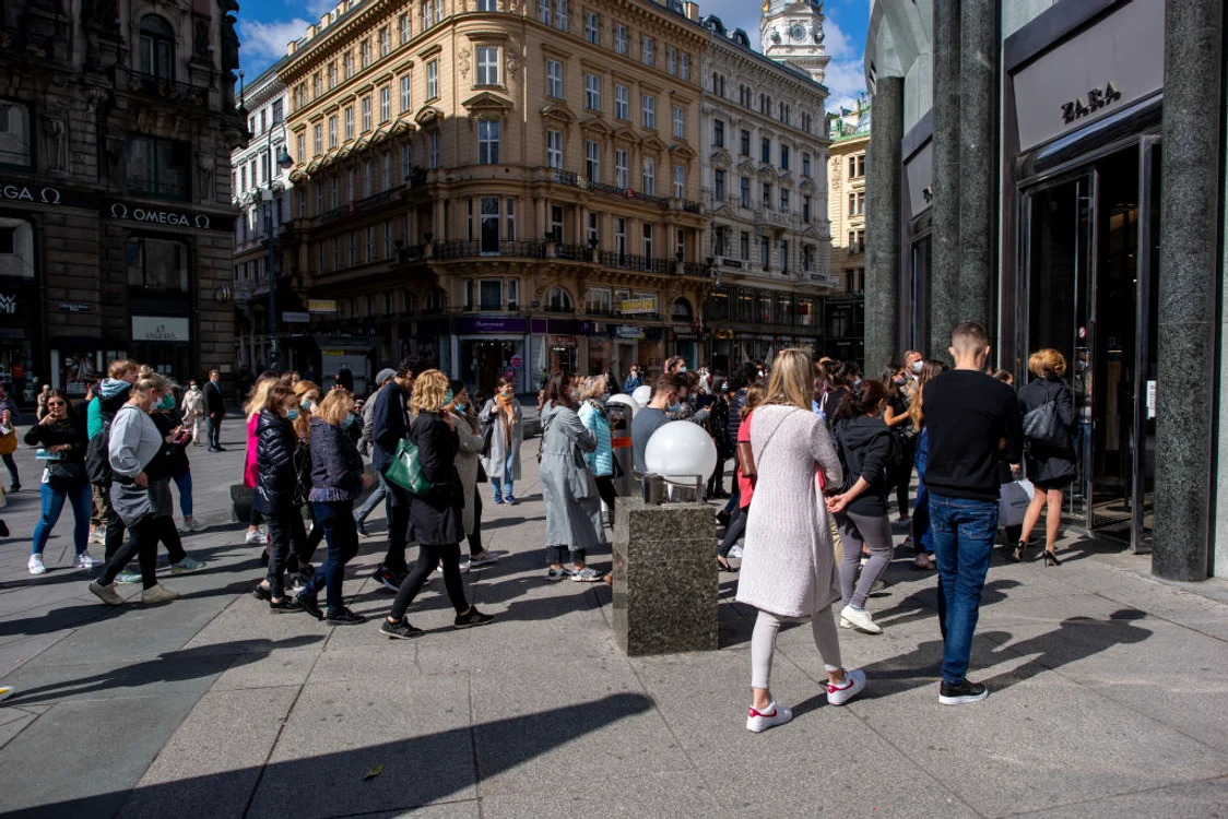 În Viena s-au format cozi în fața magazinelor de haine