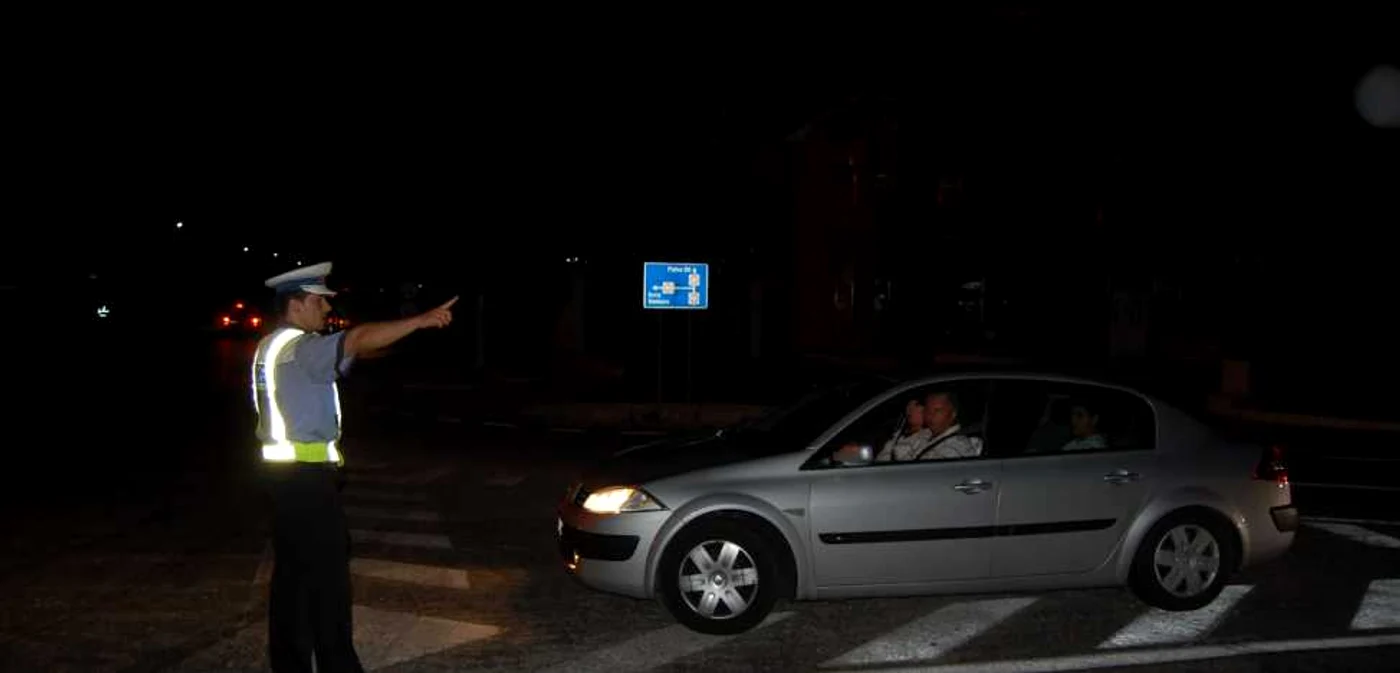 Tânărul a fost oprit de polițiști după ce a condus haotic prin București