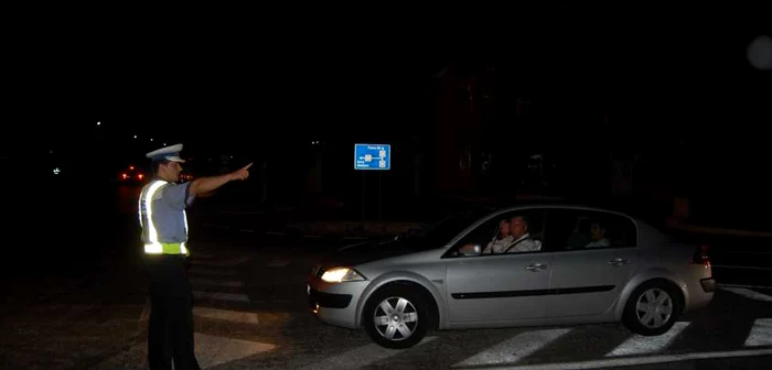 Tânărul a fost oprit de polițiști după ce a condus haotic prin București