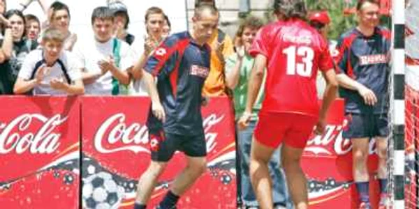 În curtea Liceului de Informatică, jucând un meci de  fotbal tradiţional, elevi – profesori 