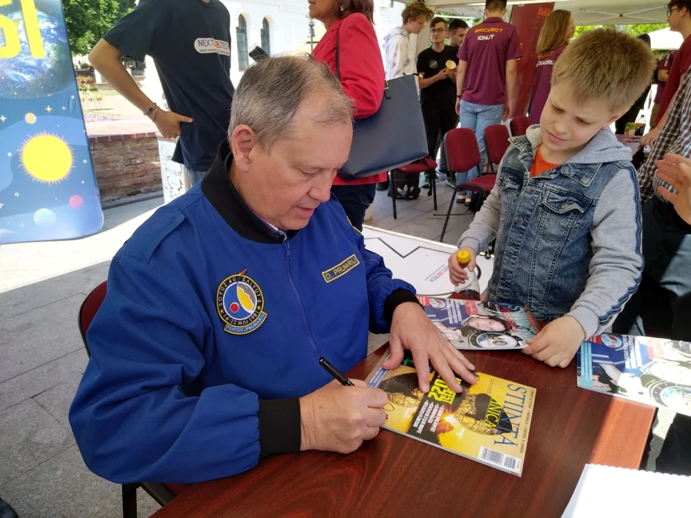 Dumitru Prunariu le-a oferit autografe celor veniţi săl cunoască FOTO. Ştefan Borcea