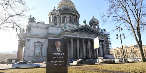 Piatra funerara cu imaginea lui Putin plasata in fata Catedralei Sfantul Isaac din Sankt Petersburg FOTO David Frenkel via tvrain.ru