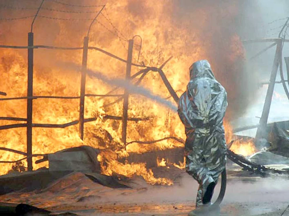 Pompierii s-au chinuit 12 ore să stingă flăcărileFoto: Impact în Gorj