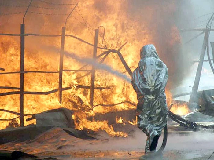 
    Pompierii s-au chinuit 12 ore să stingă flăcărileFoto: Impact în Gorj  