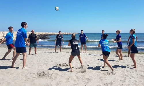 Relaxarea pe plajă nu e completă dacă nu există și o minge de volei jpeg