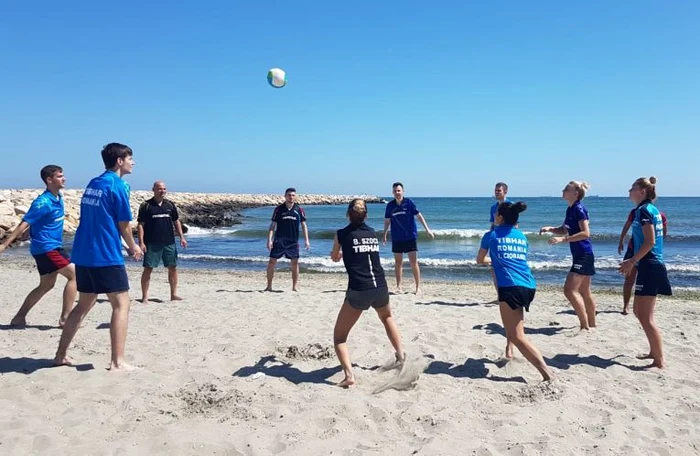 Relaxarea pe plajă nu e completă dacă nu există și o minge de volei