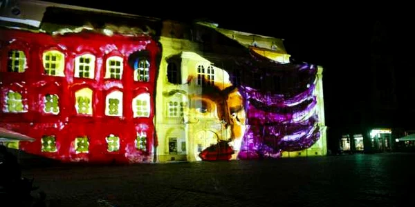 Sute de timisoreni au venit in Piata Unirii pentru a urmari proiectiile
