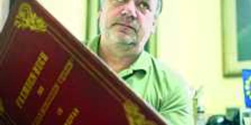 Ioan Gârboni, directorul Filarmonicii „Banatul”, se pregăteşte de curăţenia de dinainte de Revelion. Foto: Sebastian Tătaru
