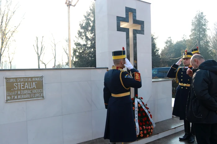 Bobby Durbac a depus o coroană la Monumentul Eroilor din Complexul Sportiv SteauaFoto: Marian Burlacu