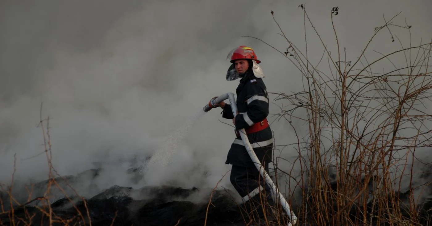Pompierii s-au chinuit ore în şir să stingă incendiul, folosind cinci autospeciale