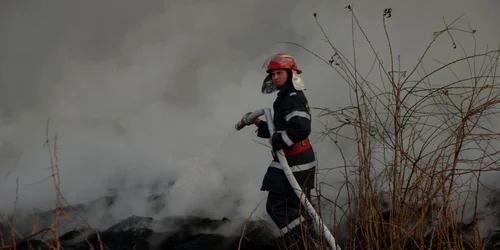 Pompierii s-au chinuit ore în şir să stingă incendiul, folosind cinci autospeciale