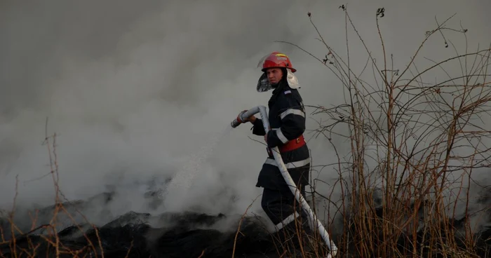 Pompierii s-au chinuit ore în şir să stingă incendiul, folosind cinci autospeciale