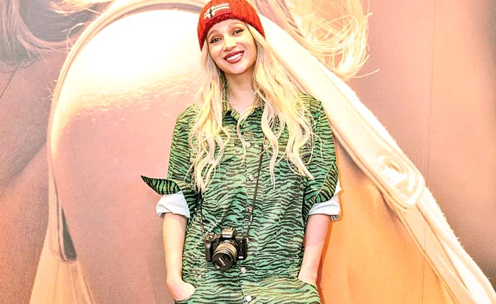 
    Lora a făcut furori  cu salopeta ei   