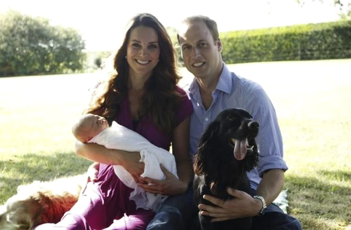 Micul prinţ George, alături de părinţii săi, ducele şi ducesa de Cambridge