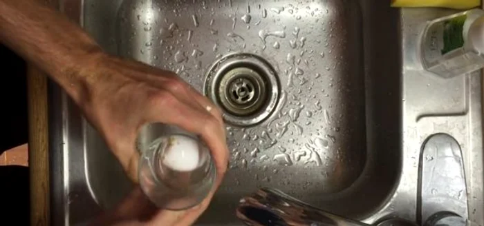 
    Scoatem oul fiert din apa fierbinte şi îl punem imediat într-un pahar cu apă receFoto: Captură Youtube  