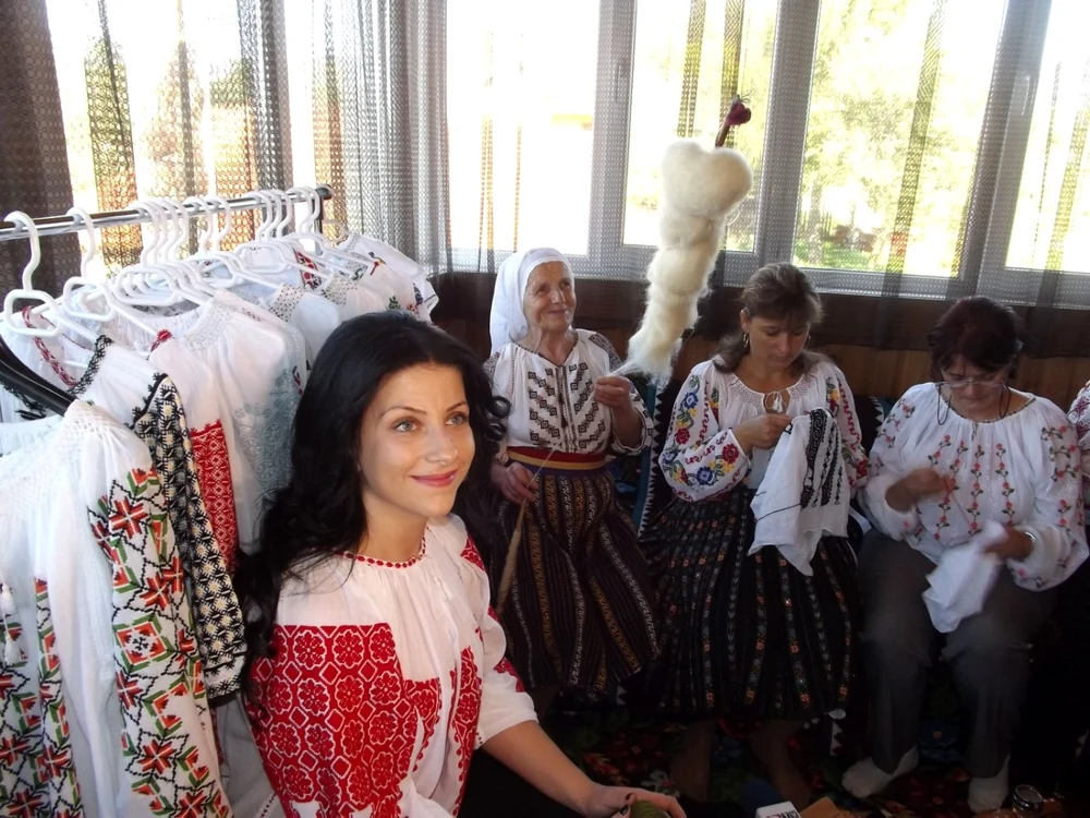 Iulia Martinescu (foto stânga) în atelierul său de la Ponoarele-Mehedinţi FOTO Corina Macavei