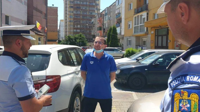 Medicul din Alba Iulia, ”încolţit” de polişiti rutieri. Foto captură video